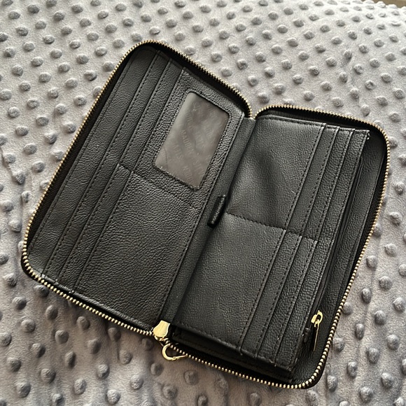 COPY - Steve Madden Wristlet - Picture 2 of 3